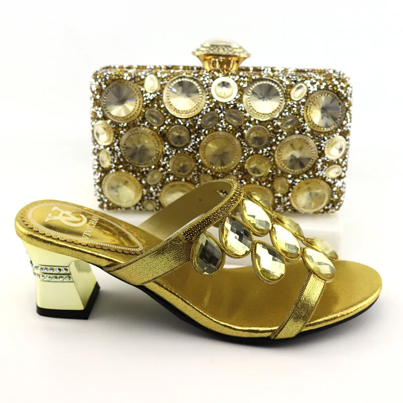 Модный итальянский комплект из туфель и сумочки украшенный стразами Комплект