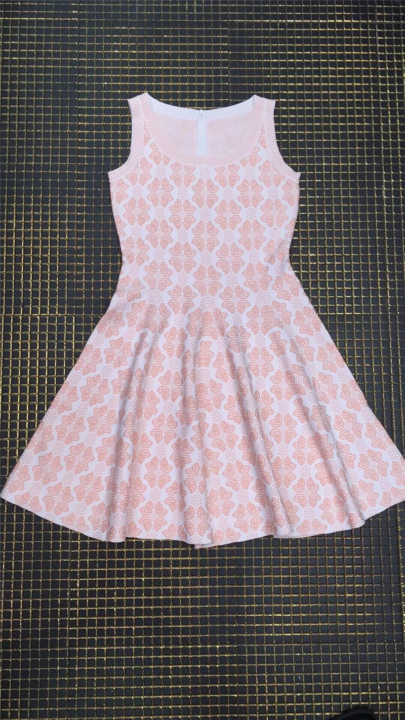 Женское жаккардовое платье без рукавов абрикосовое ТРАПЕЦИЕВИДНОЕ Бандажное из