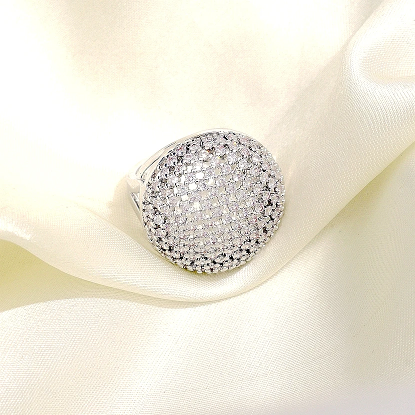 Женское кольцо из белого золота большие круглые кольца с микро кубическим