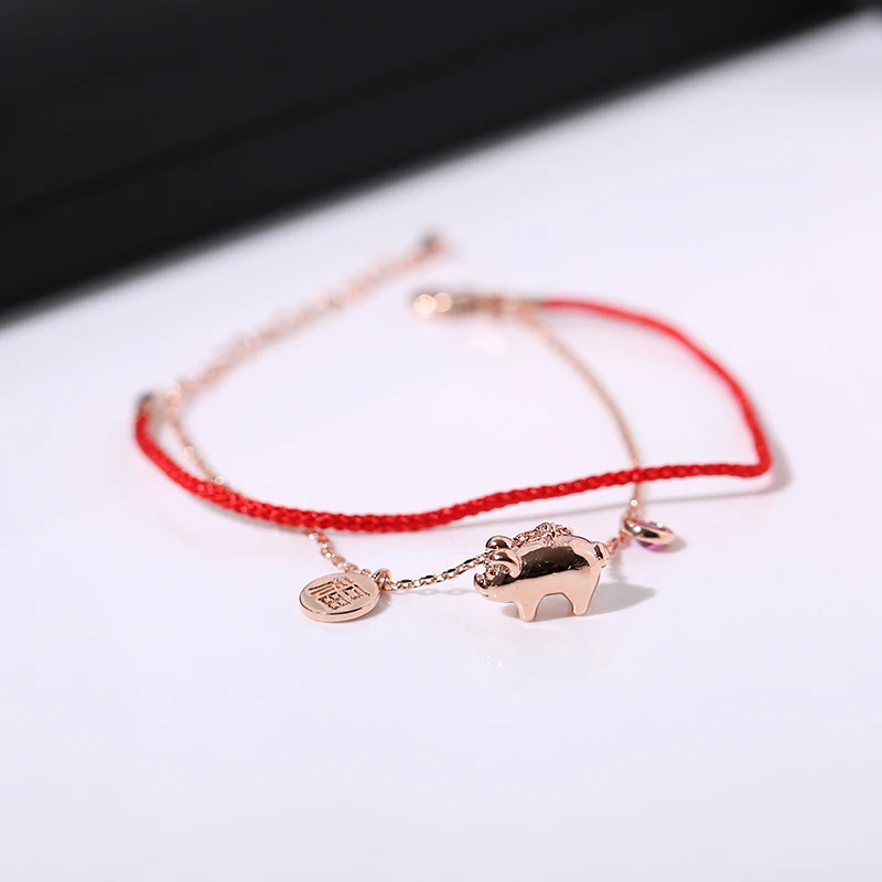 Браслет YUN RUO из розового золота с изображением поросенка удачи и красной линией