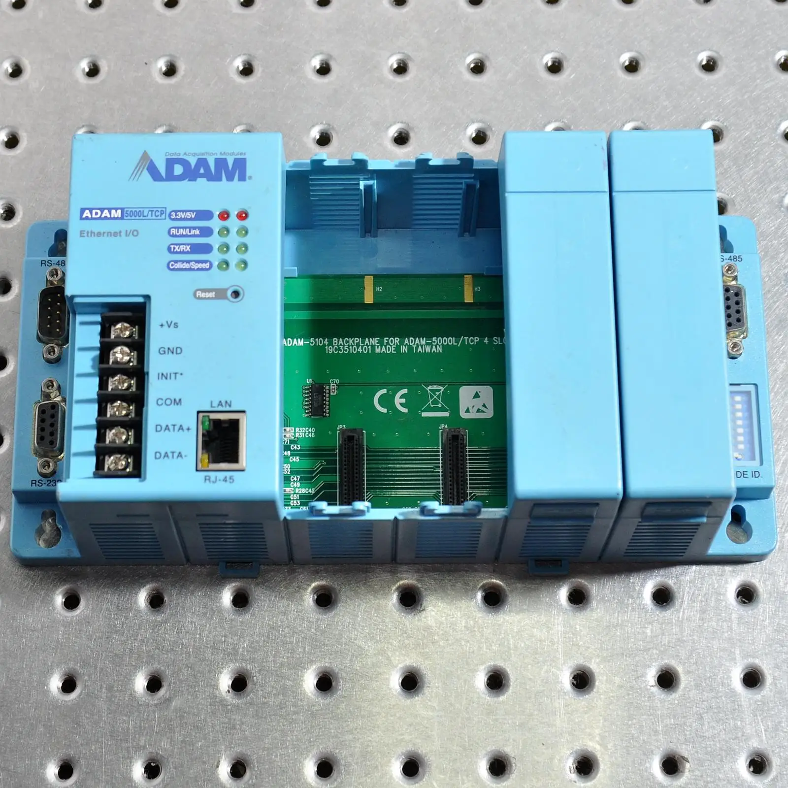 ADVANTECH ADAM 5000L/TCP основанных на локальная сеть 4 гнездами для распределенная система