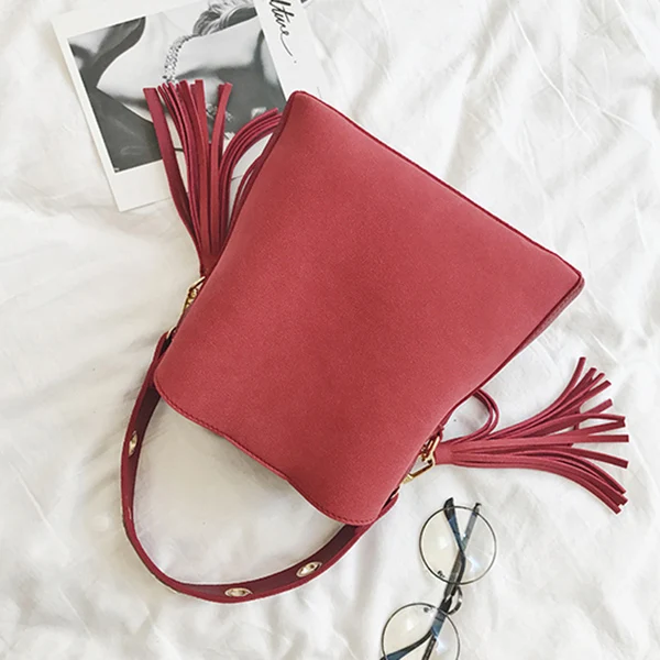 Модная матовая женская сумка мешок винтажная мессенджер с кисточками