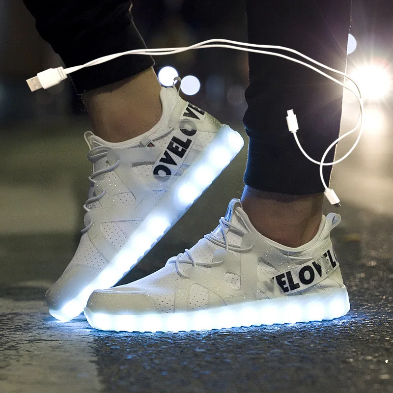 Zapatos LED de fibra óptica para niñas, niños, hombres y mujeres, calzado ligero con carga USB para adultos, zapatillas brillantes para correr, novedad