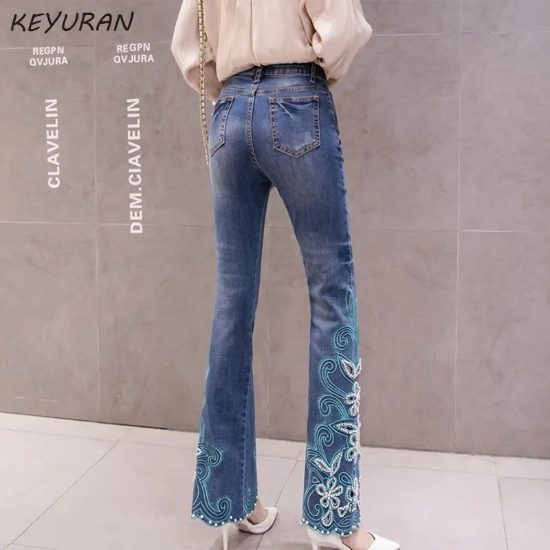 Выдалбливают Бисер цветочной вышивкой синие джинсы с высокой талией