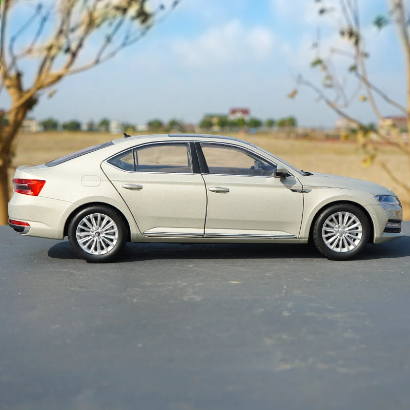 Коллекция 1/18 года дилер 2020 новая модель автомобиля Skoda Superb (светильник Шампань) с