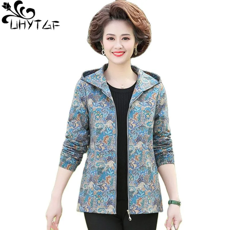 

UHYTGF Middle-Aged Elderly Mom Spring Autumn Windbreaker Outerwear Print Hooded Short Trench Coat Women Thin Loose Size Top 1766