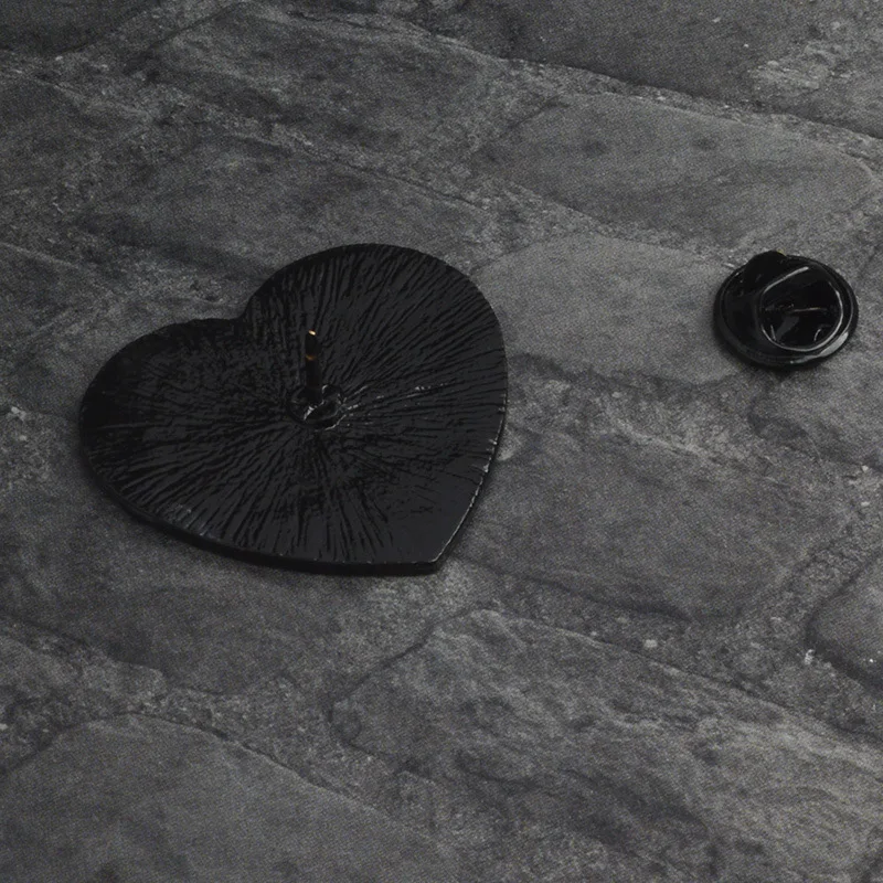 

Black Love Dkull Punk Enamel Collar Pin Backpack Brooch Pins Metal Broches for Women Badge Pines Metalicos Brosche Accessories