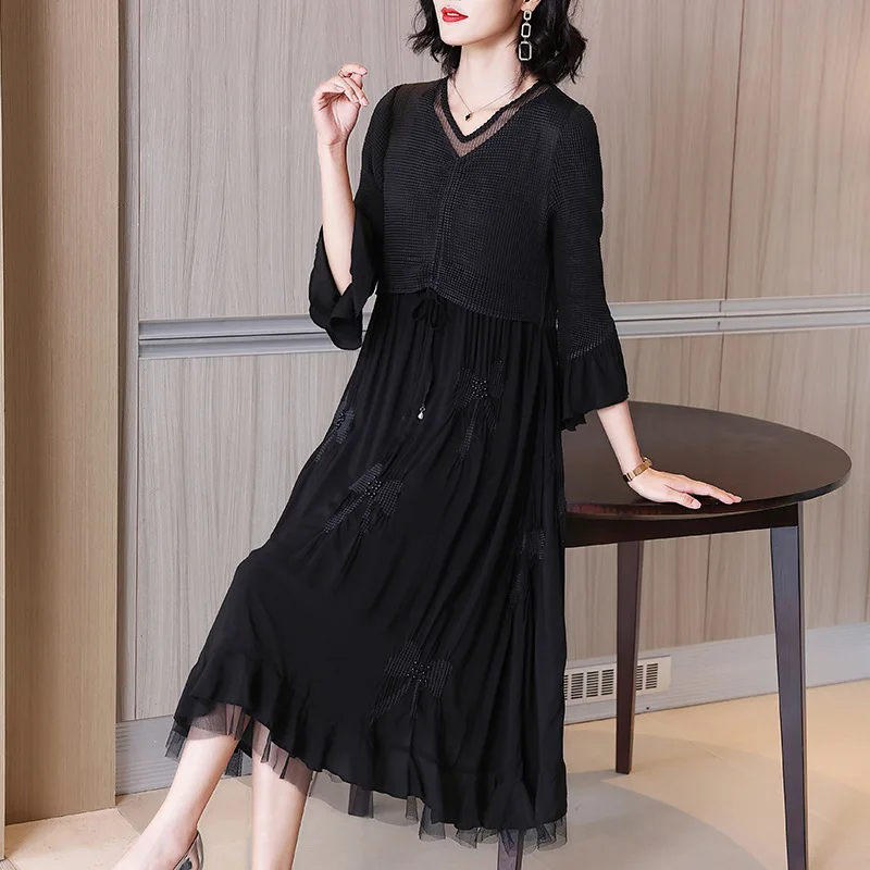 

TVVOVVIN Korean Mid-length Dress 2021 Spring New Women's V-neck Loose Black Spliced Beading Pleated Dress Z38X
