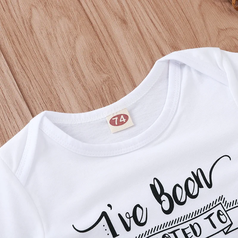 Женский комбинезон с короткими рукавами белый принтом в виде букв и для