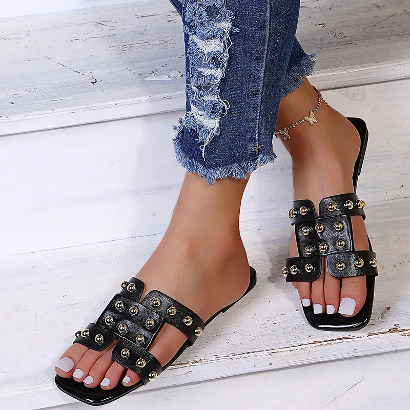 

2021 Women's Summer Slippers Rivet Morden Shoes Outdoor Leather Soft Bottom Candy Color Flat Heel Beach Slippers Sandalias