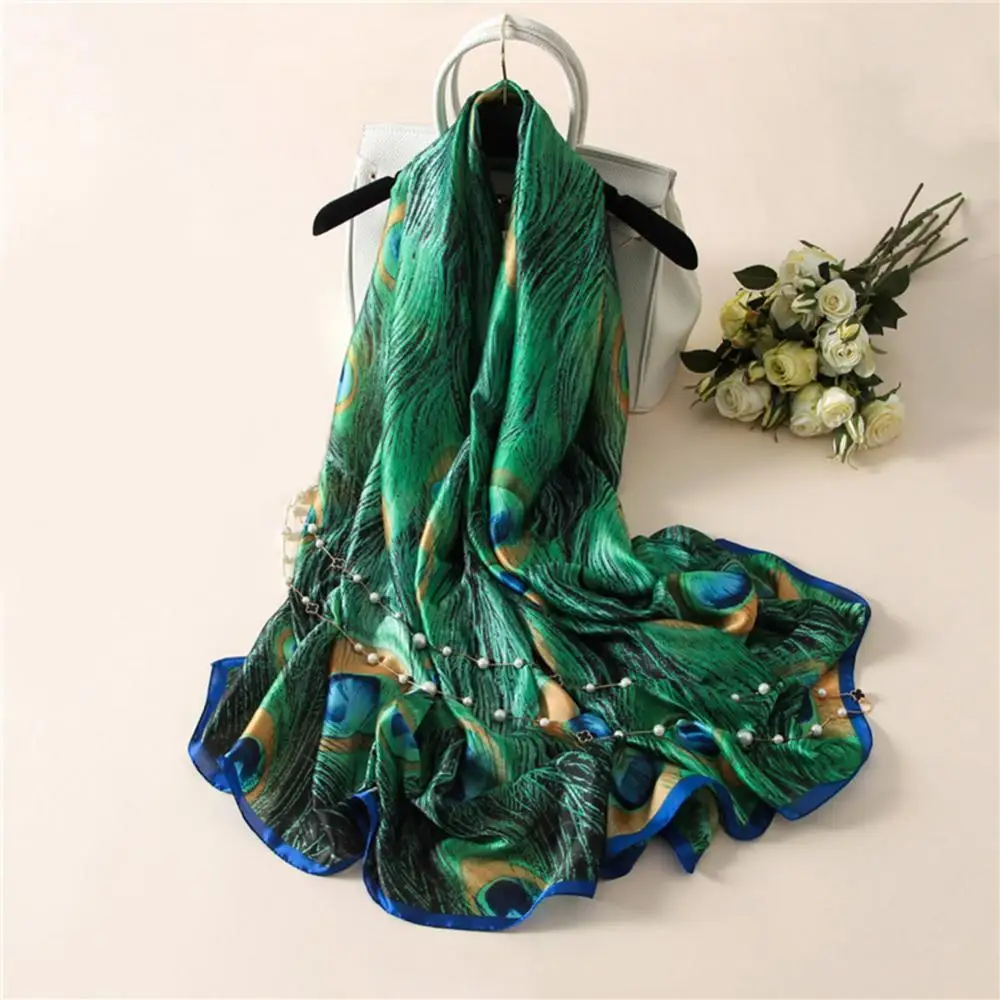 Фото Модные женские шарфы с павлиньими перьями сезона осень-зима 2021 шелковая накидка