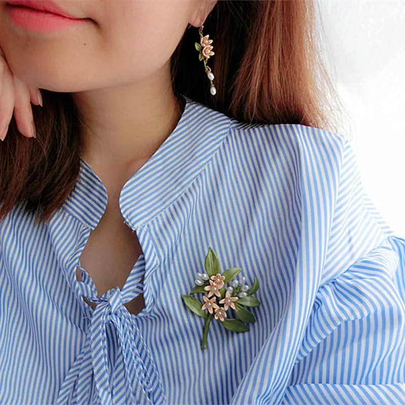 Женская эмалированная брошь винтажная зеленая в форме цветка нероли с жемчугом -