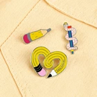 Милый мультфильм карандаш Эмаль Булавка Мода желтый сплав в форме сердца Броши дети рюкзак Декоративные значки ювелирные изделия отворот булавки Новый