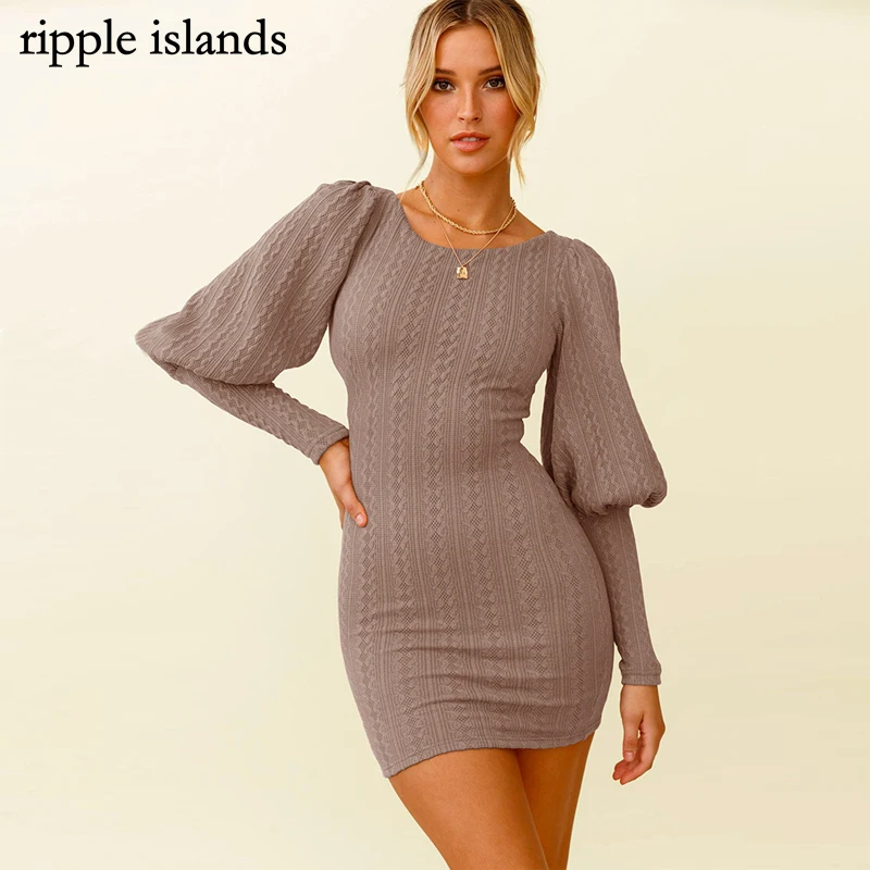 Женское трикотажное платье с рукавами-фонариками короткое облегающее в стиле