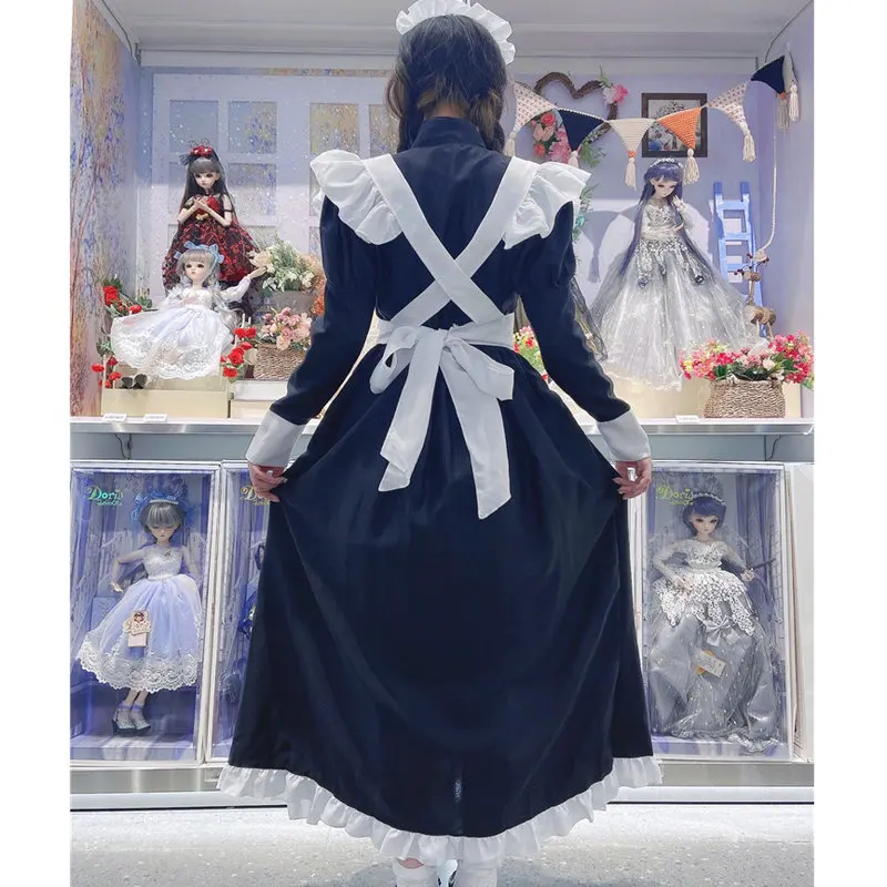 Черно-белая горничная в английском стиле с жемчужными нитями длинный костюм