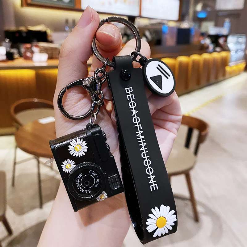 Korean Daisy Keychain Silicone Slipper Skateboard Black Blue Red Pendante Cute Bag Car Key Ring Men Women Couple Jewelry Lanyard |