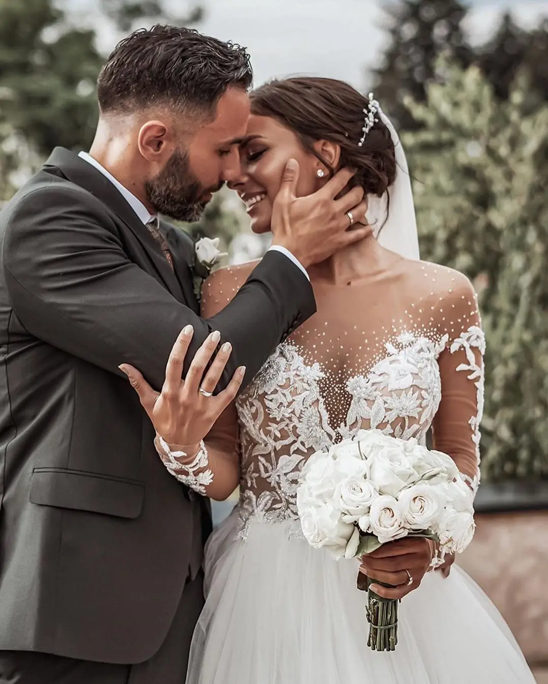 

2020 Sexy Wedding Dresses Ivory Heavy Handmade Beading Applique Tulle Backless Bridal Dress Long Sleeve Illusion Wedding Dress