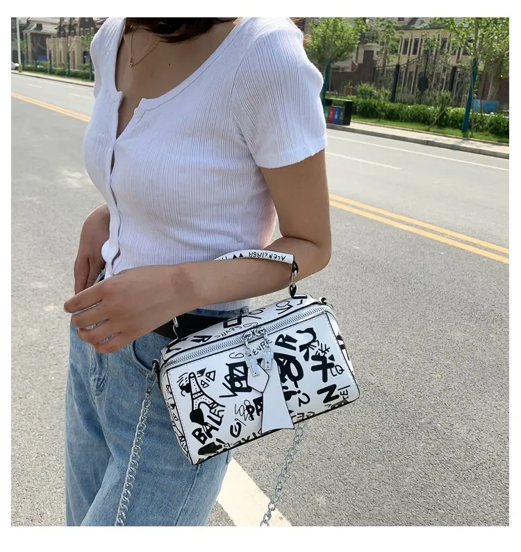 

2021New Graffiti Fashion Women Shoulder Bag Chain Designer Handbags Clutch Bag Ladies Messenger Bags With Metal