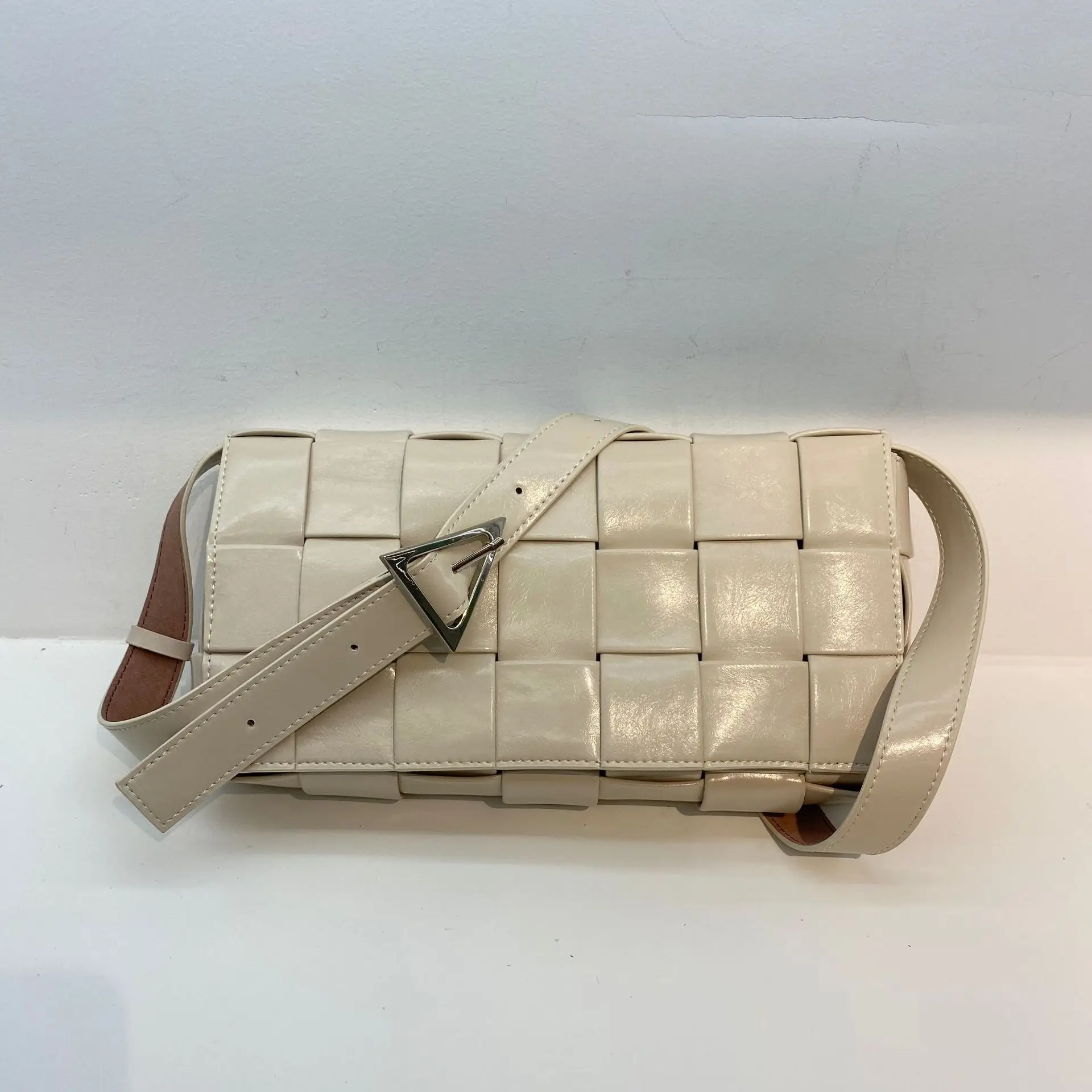 

Women's niche woven handbag, autumn and winter fashionable leather bag, portable shoulder bag, 2020