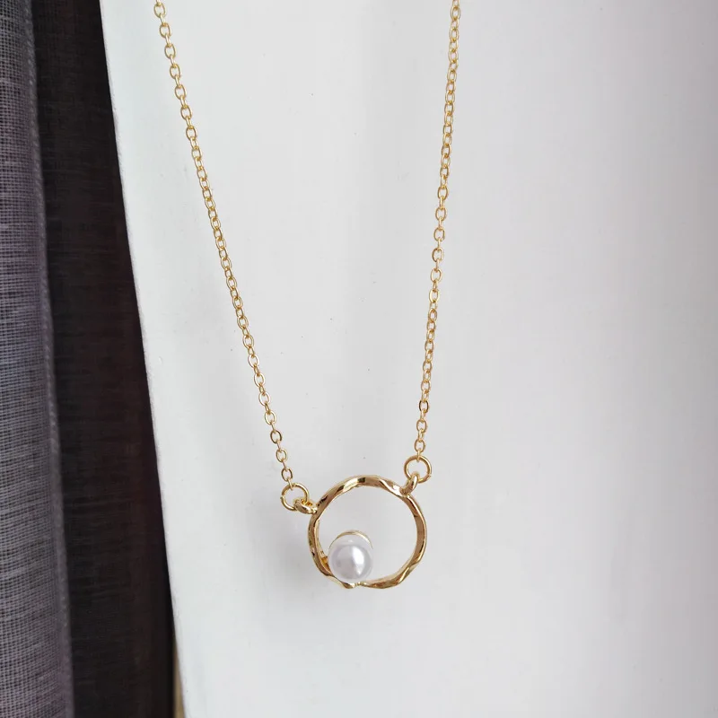 

Elegant fashion exquisite ladies zinc alloy clavicle necklace round pearl pendant casual party geometric gold necklace jewelry