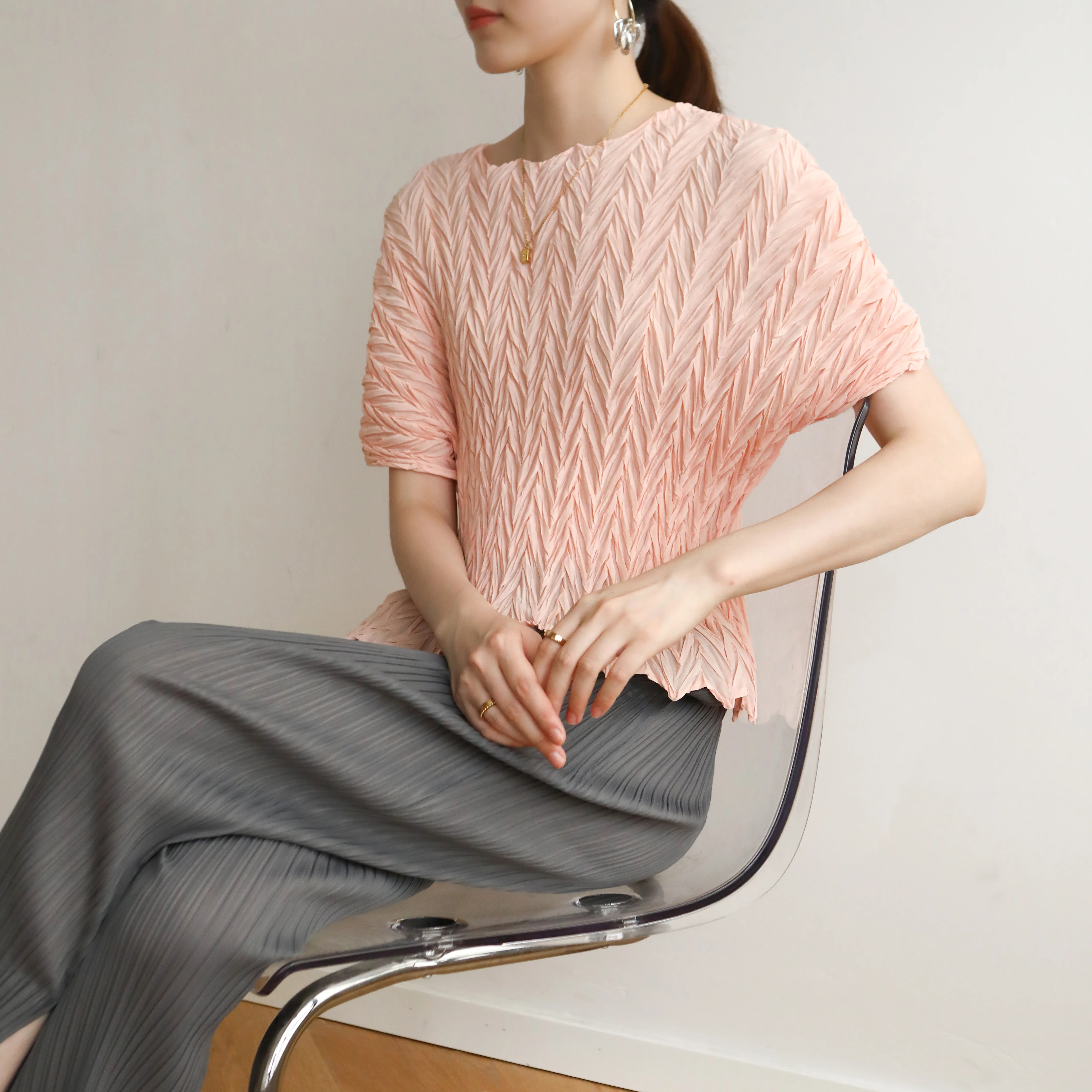 Issey summer Miyake pleated fresh fashion slimming T-shirt is directly supplied by the manufacturer