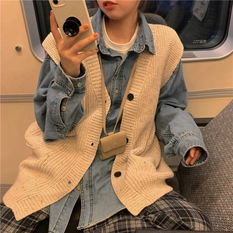 Женский трикотажный жилет с V-образным вырезом на осень/зиму |