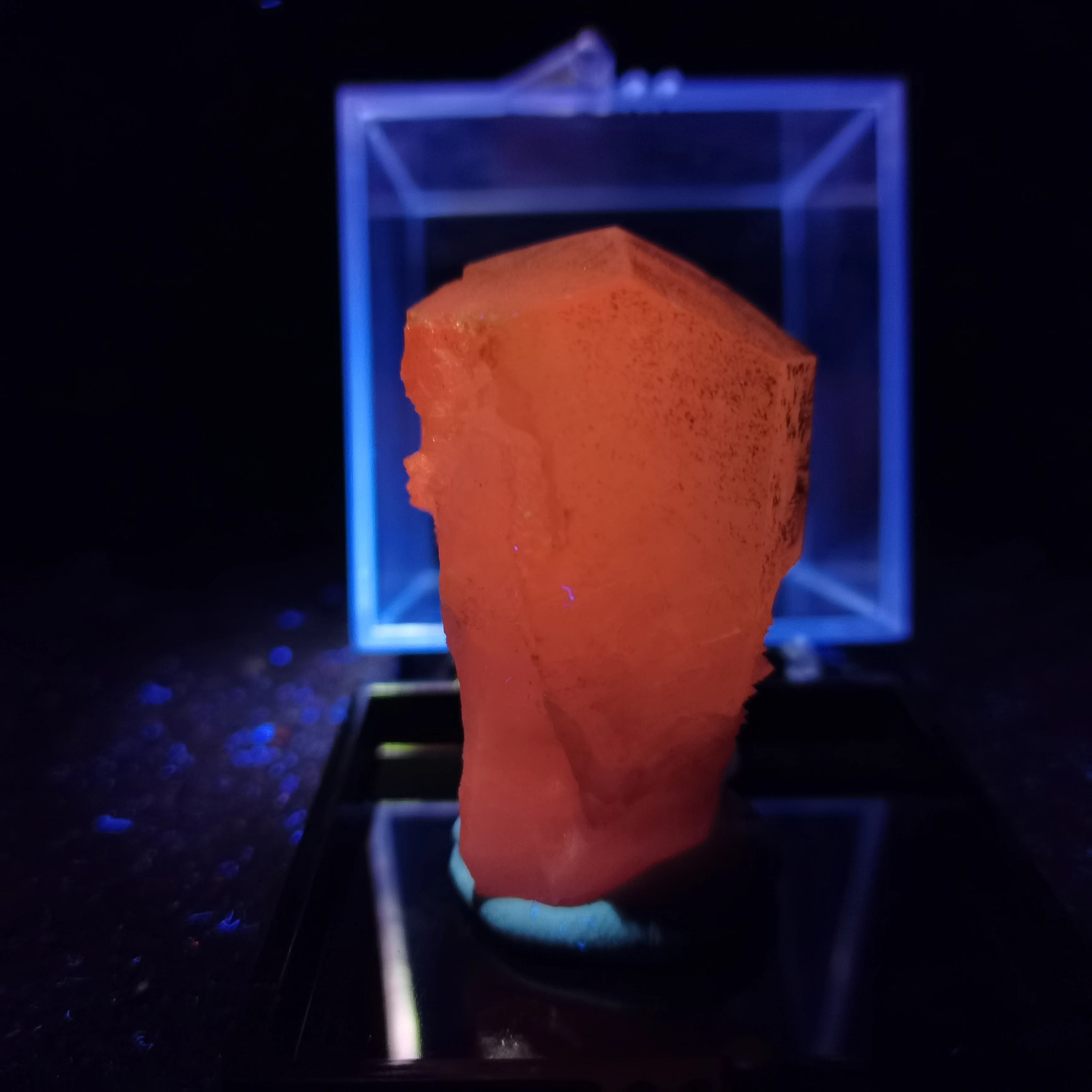 

42,1 gNatural кальцит, с переключением между дальним и образец кристаллического минерала