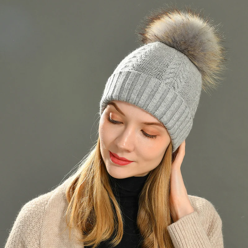Женская шерстяная шапка с помпоном из натурального меха енота вязаная большим