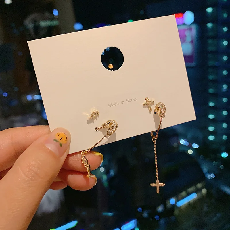 Позолоченные защитные серьги гвоздики с крестом Стразы блестящие