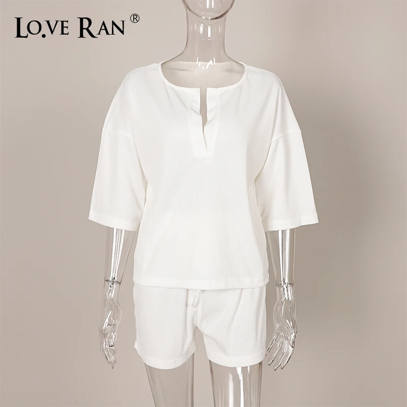 Женский спортивный костюм с V образным вырезом 2 предмета широкие шорты на шнурке