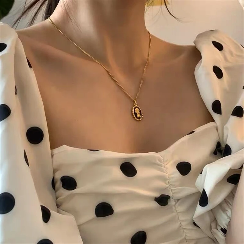 

Kpop Hip Hop retro Gold Color Choker Necklace Korean Steam Punk Carved Black Enamel Queen Pendant Long Chain Necklace Women