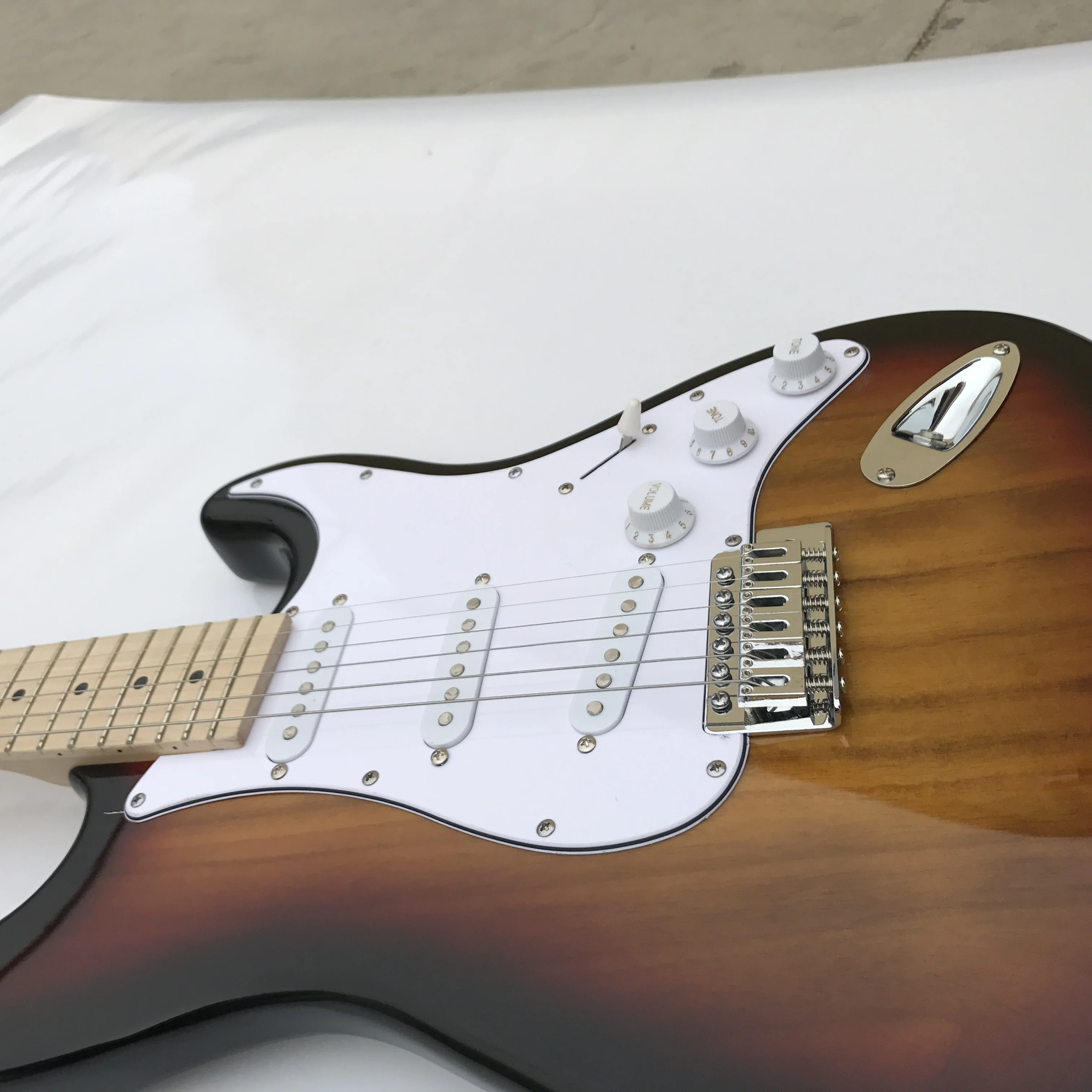 Классическая электрогитара paulownia body maple xylohone neck ST. Заводские магазины Принять настройку