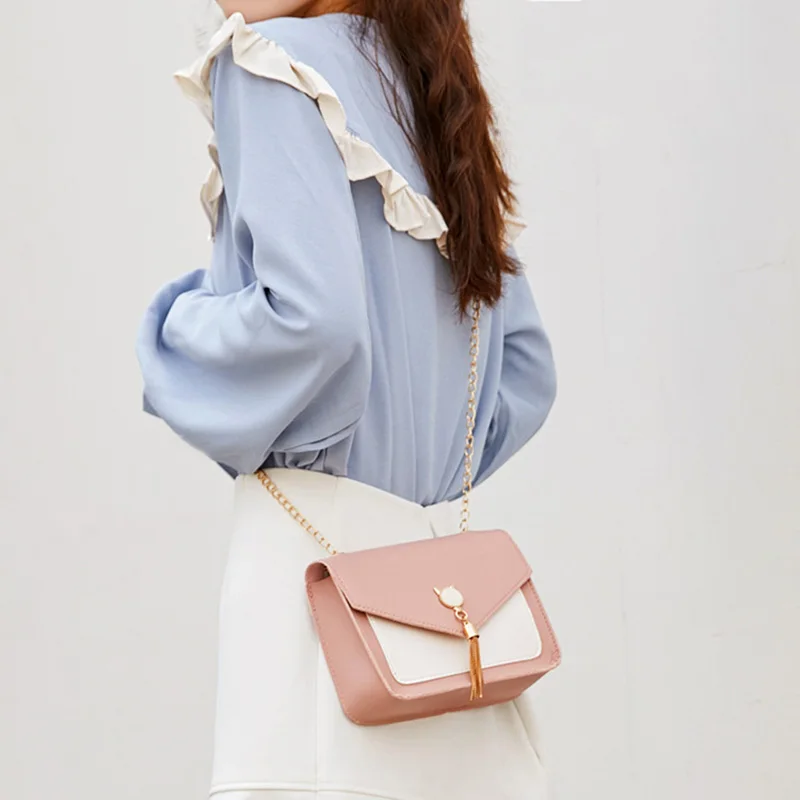 Маленькая сумка мессенджер через плечо с кисточками цветная контрастная Женская