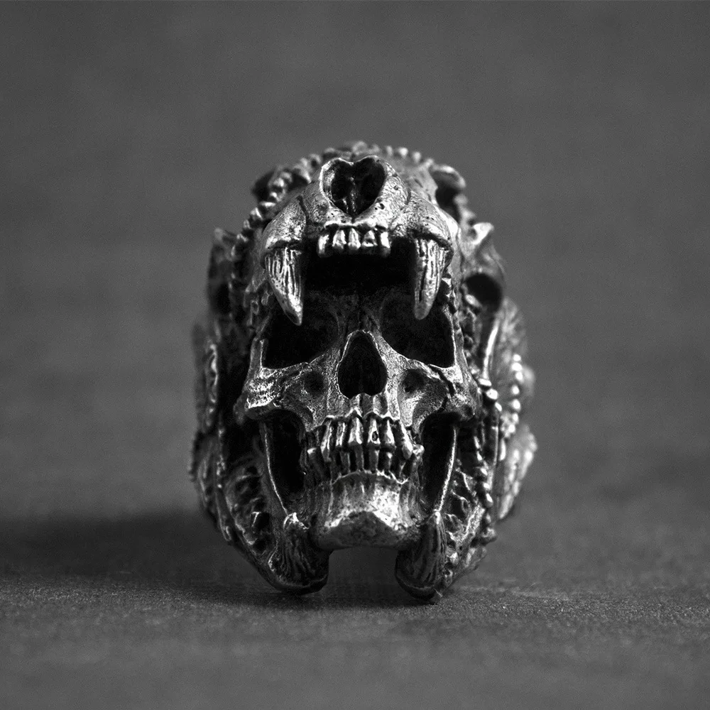 Фото Мужское металлическое кольцо с черепом в готическом стиле | Украшения и