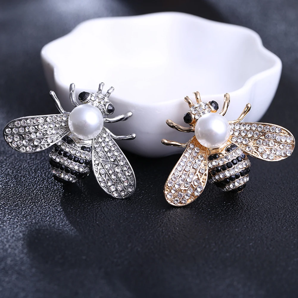 Винтажный женский брошь-пин с вставками сверкающих страз и кристаллов в виде пчелы - классическое украшение для сумок, одежды и пиджаков на праздничных мероприятиях, свадьбах и подарок.