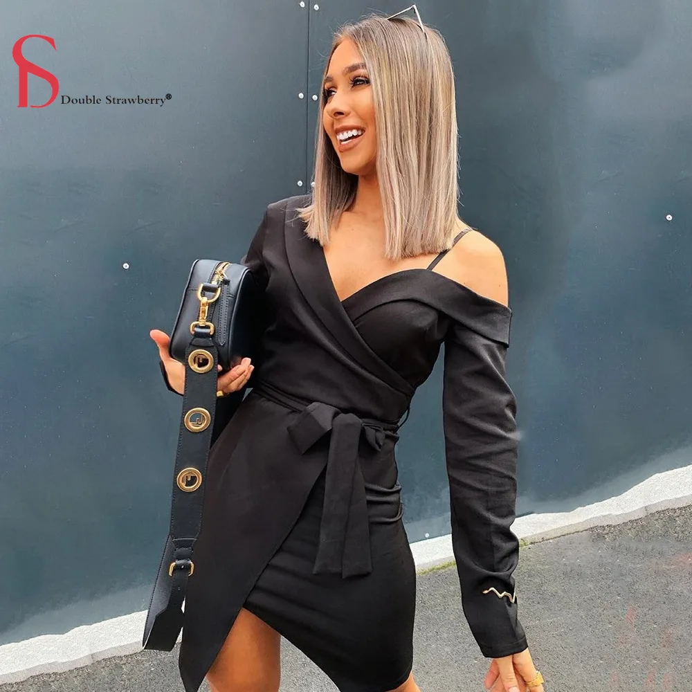 Женское клубничное платье на бретельках однотонное с глубоким v-образным вырезом