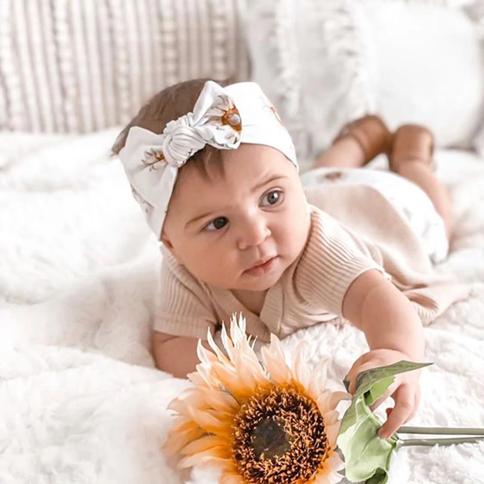 

Baby's Casual Suit, Solid Color Ribbing Round Neck Short Sleeve T-shirt, Flower Print Shorts, Elastic Bow Headband