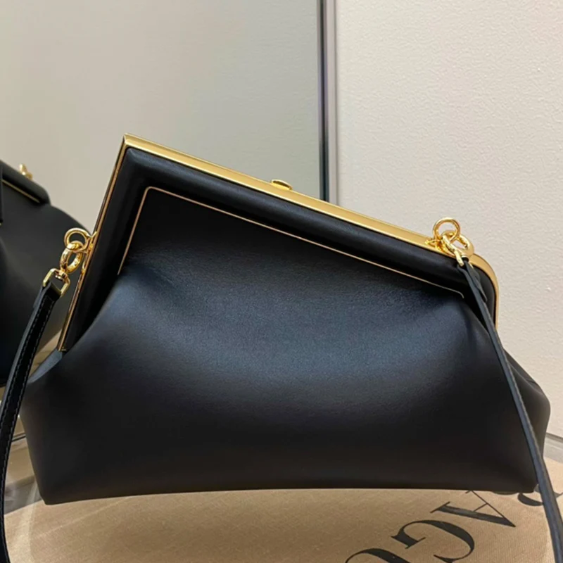

Женская сумка-клатч из кожи, с металлической окантовкой