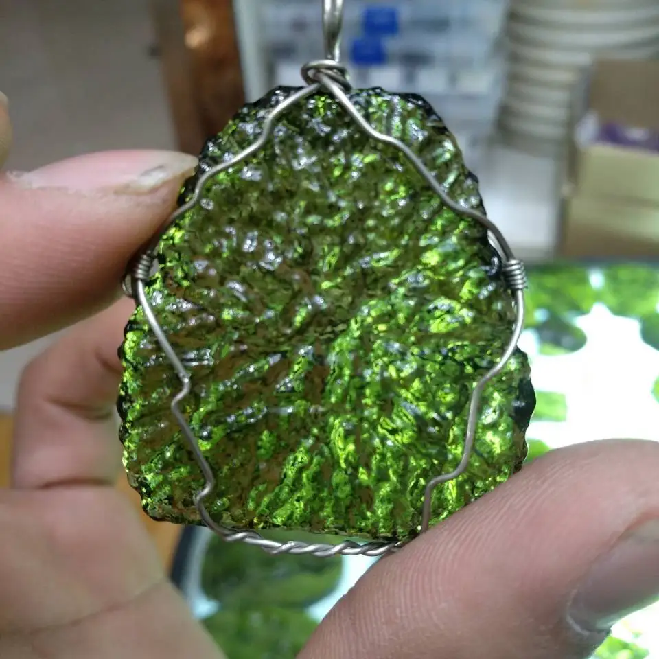 Горячая продажа A + натуральный Moldavite зеленый aerolites Кристалл падающий камень кулон