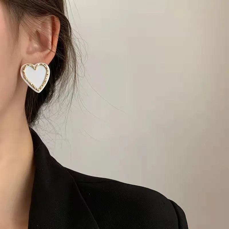 Женские серьги-гвоздики с эмалью черного цвета |