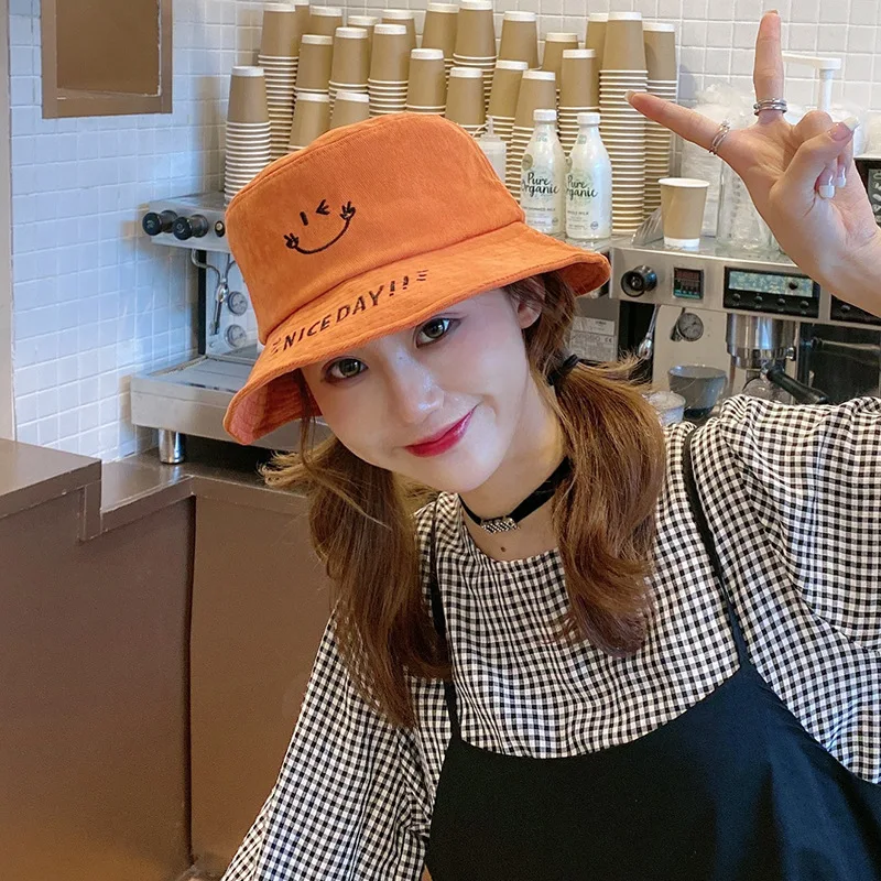 Осенне-зимняя женская шапка со смайликом с вышивкой в рыбацком стиле