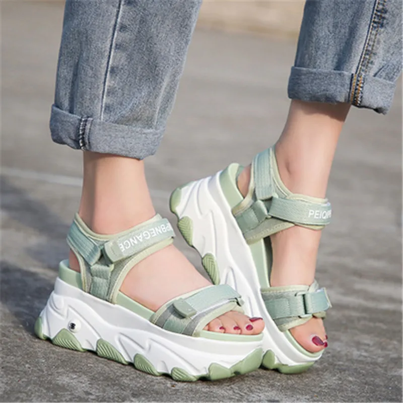 Сандалии женские на массивной танкетке пляжные босоножки толстой подошве