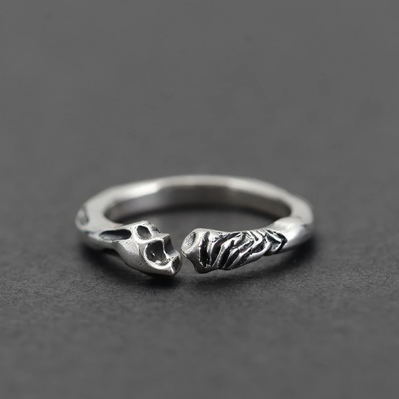 Новинка Оригинальное кольцо причудливой формы серебряное облегающее с черепом