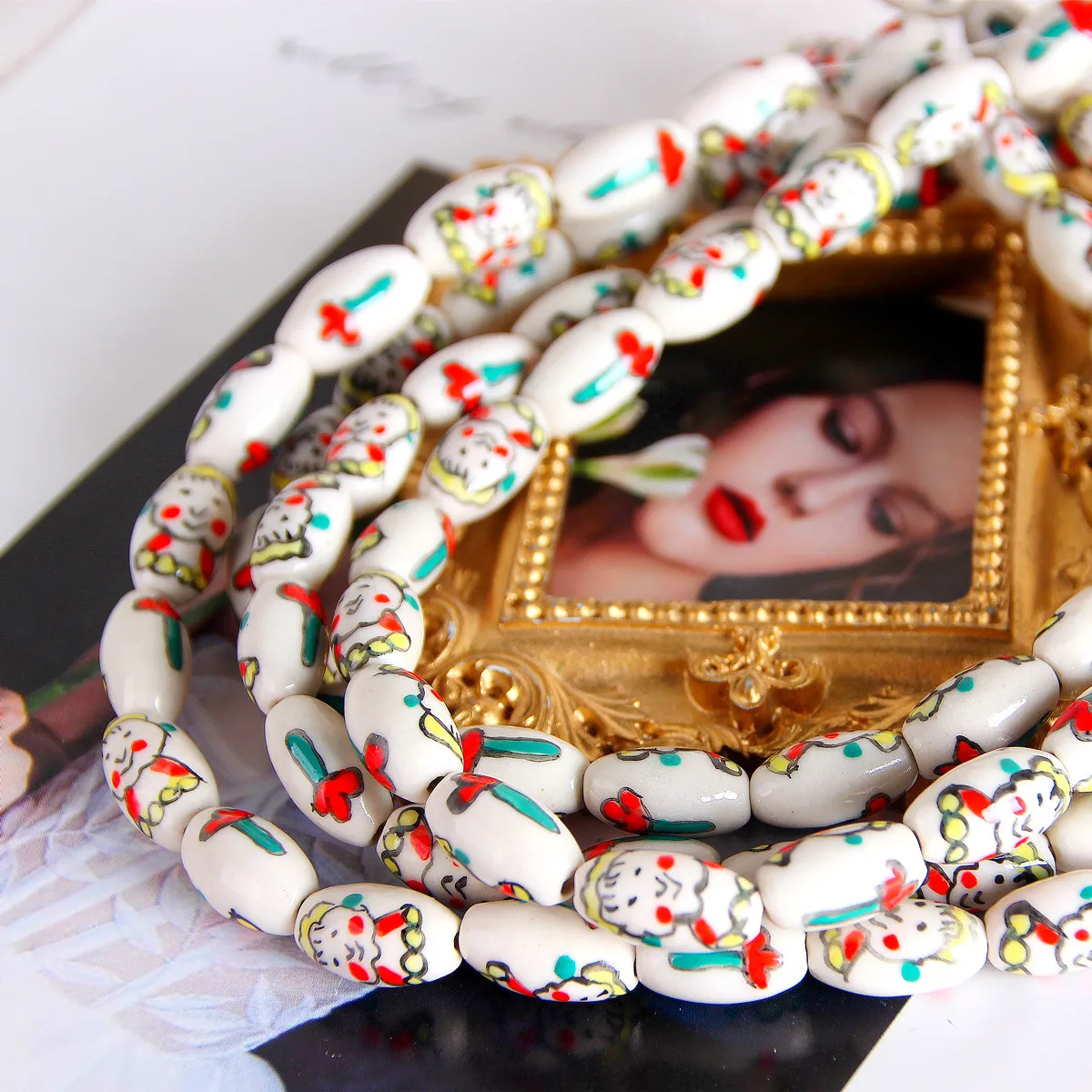Японские ручной работы керамические бусины в стиле шоуа с антикварными куклами и разбросанными цветами для создания украшений своими руками.