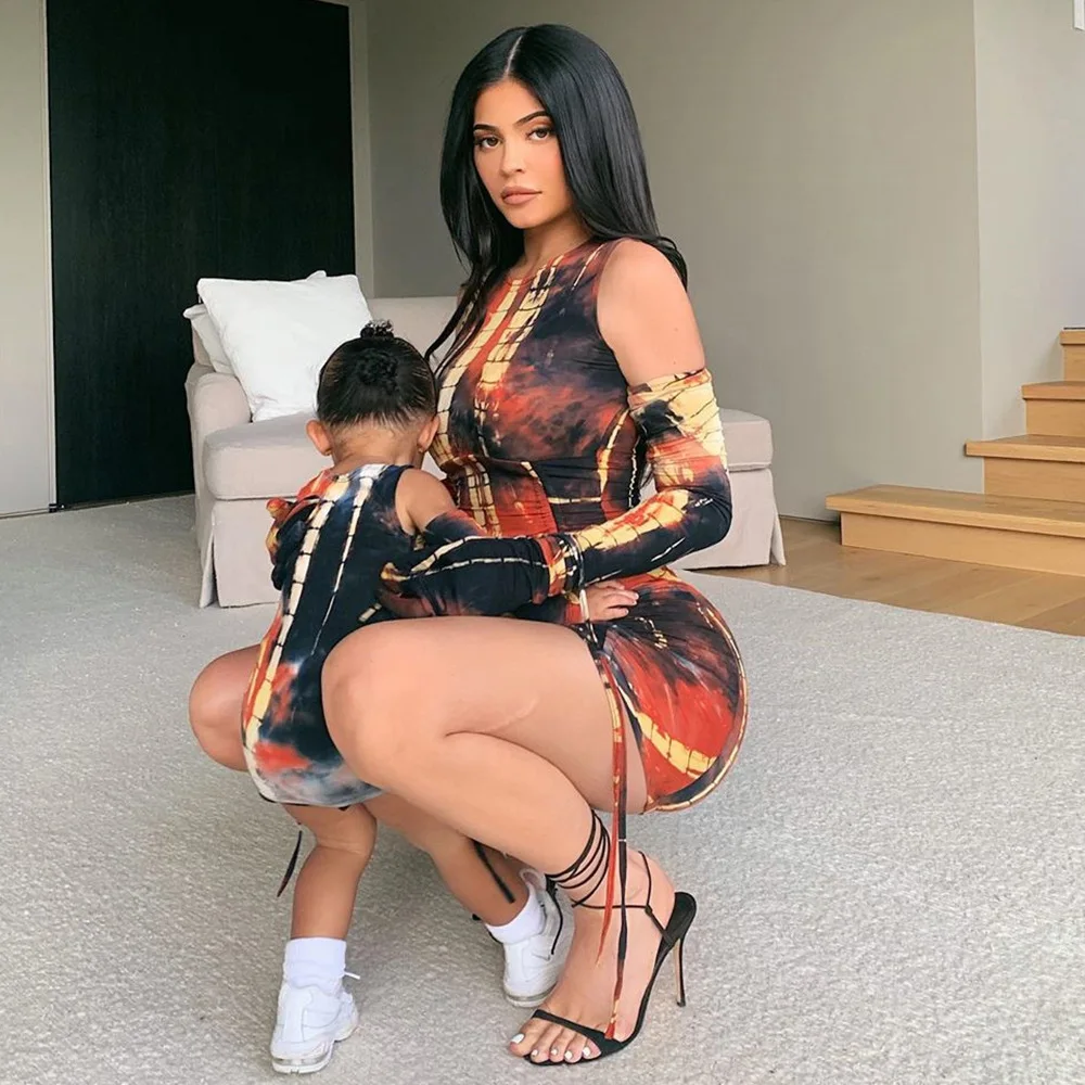 Женское платье футляр с круглым вырезом без рукавов на завязках уличная одежда