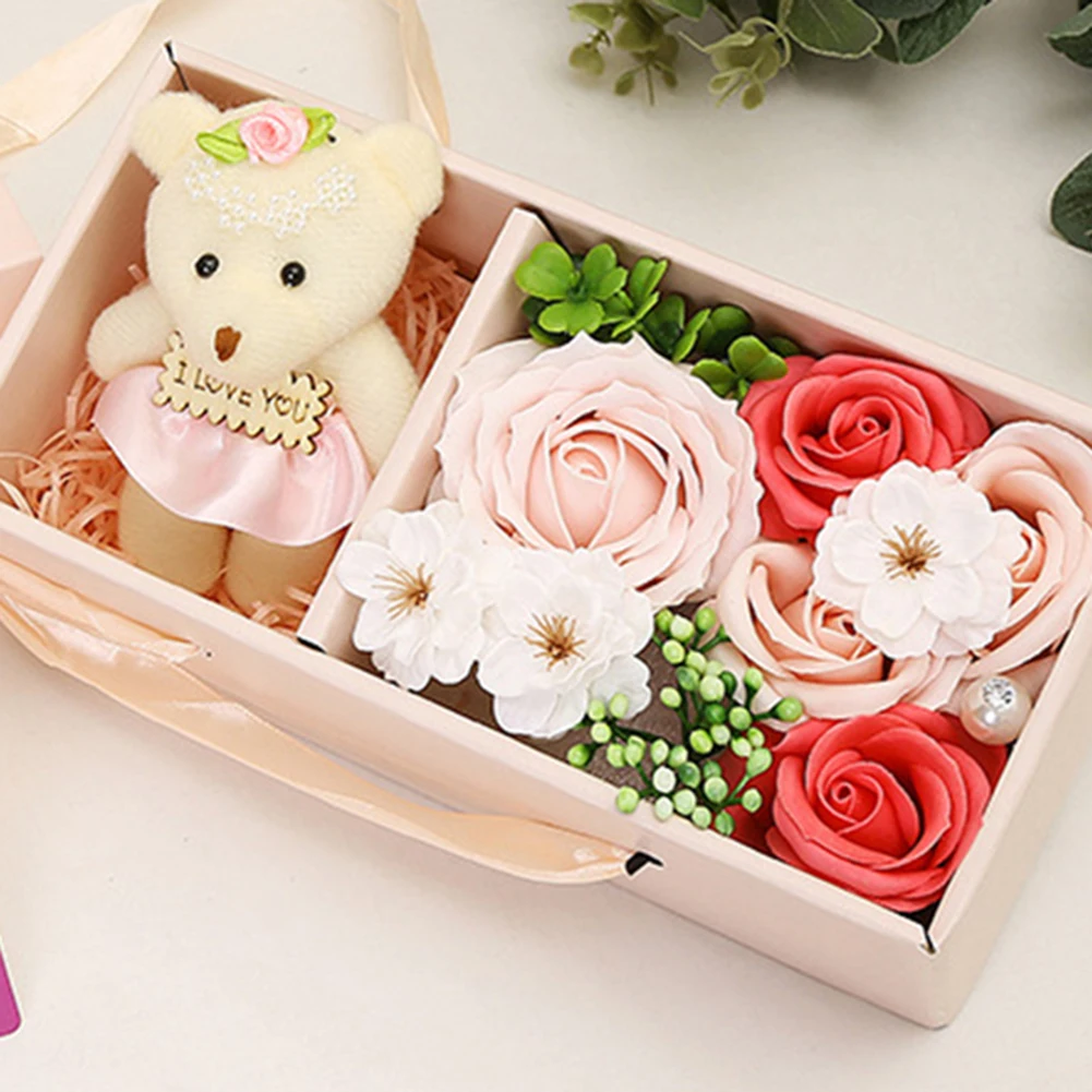 Подарочная коробка с розовым мылом и изображением маленького медведя не