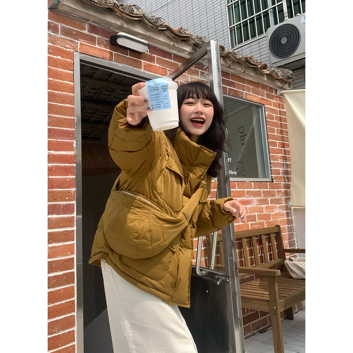 

Luckyyy 2021 winter new Korean short white duck down jacket for women (oblique cross bag)