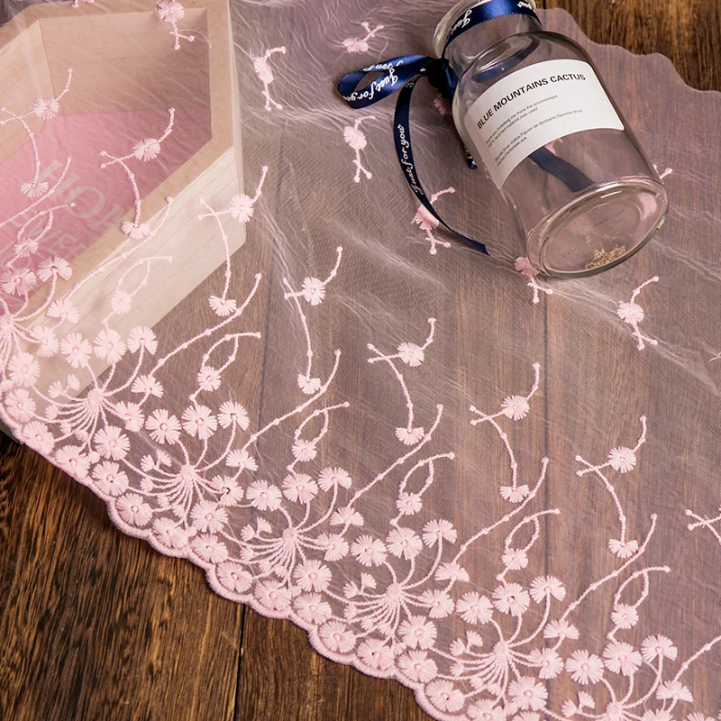 Кружевная ткань с белыми цветами изысканная вышитая отделка высококачественная