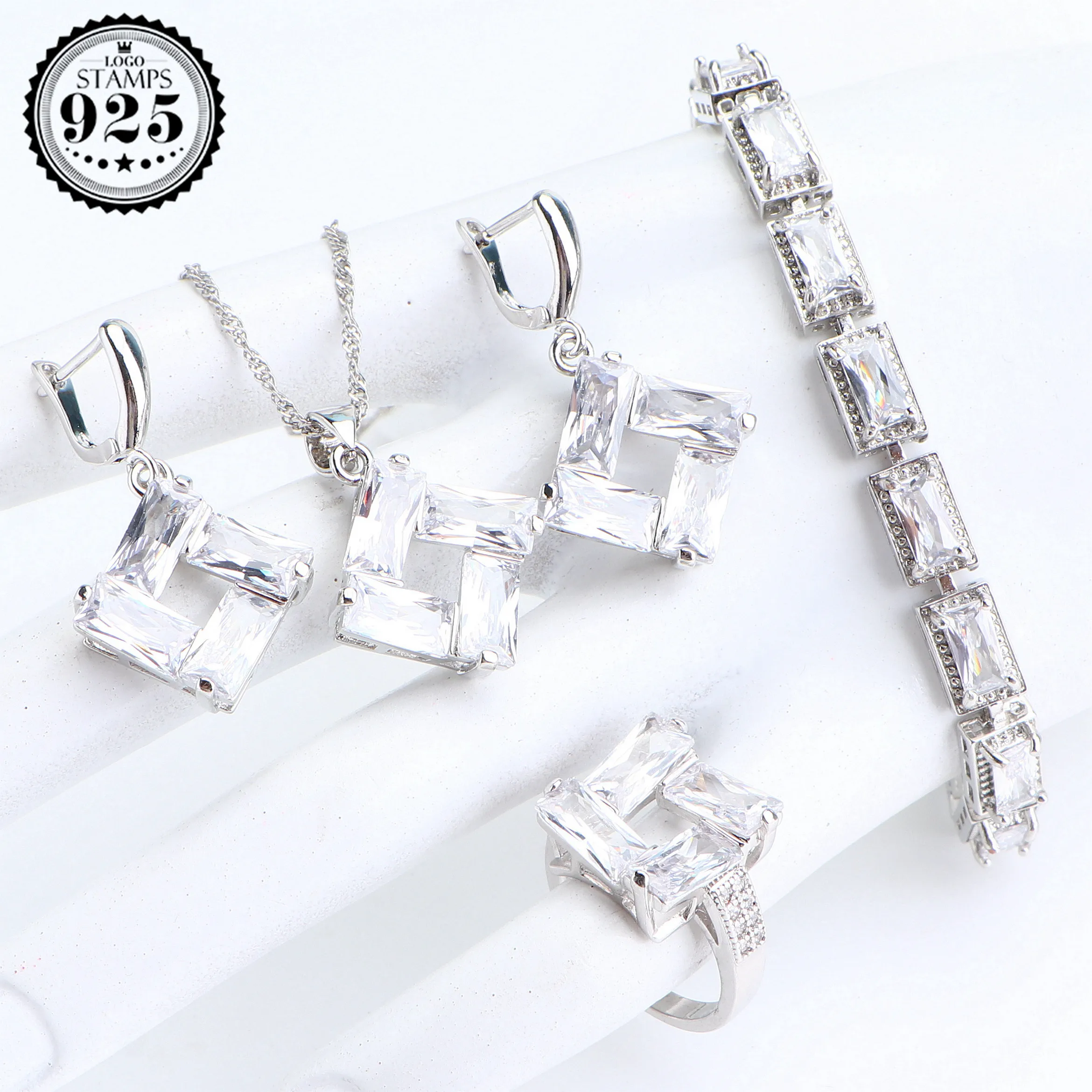 

Комплект из колье, серёг, кольца и браслета, с фианитом