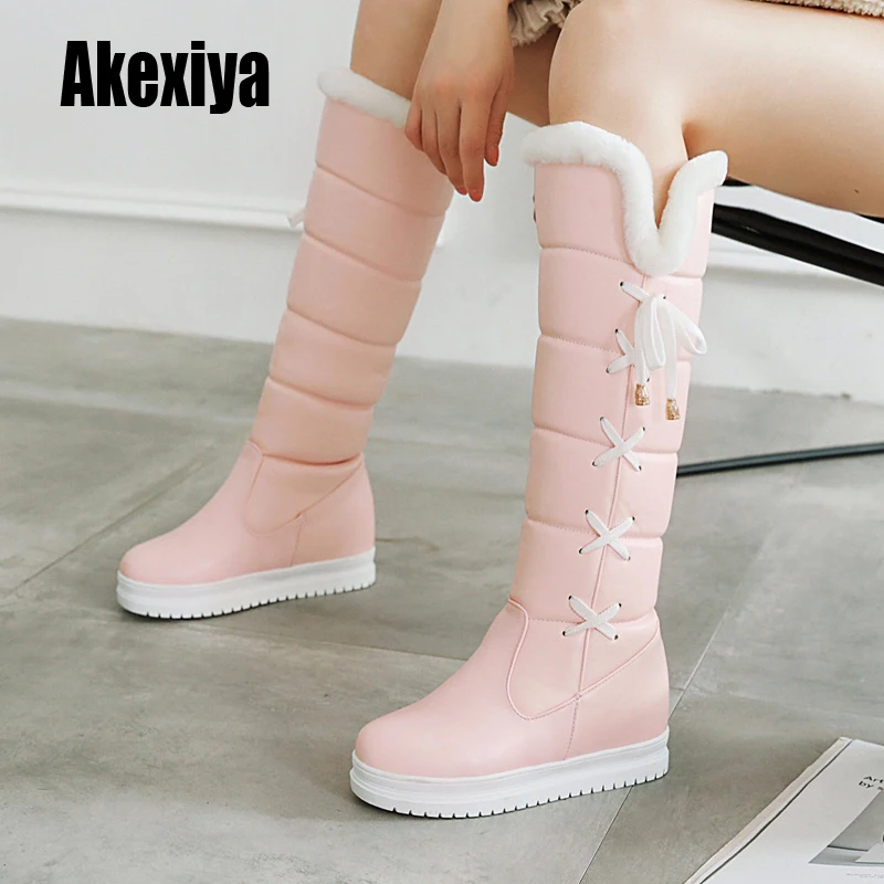 Женские зимние сапоги до колена теплые на низком каблуке с мехом и перекрестными